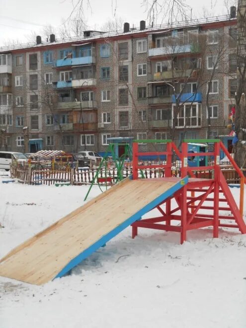 Большие дворы горки. Парк в больших дворах павлово-посадского. Новоегорьевка горки зимние. Снежная горка во дворе. Большие дворы горки.
