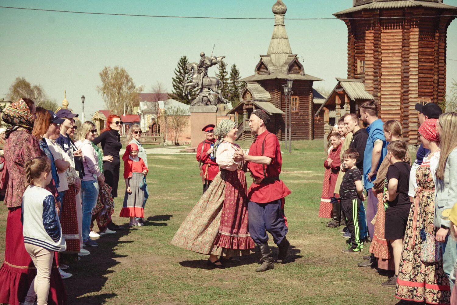 Красная горка 20. Горка в старине сибирской в Большеречье. Старина Сибирская Большеречье. Гулянья на красную горку. Национальные праздники красная горка.