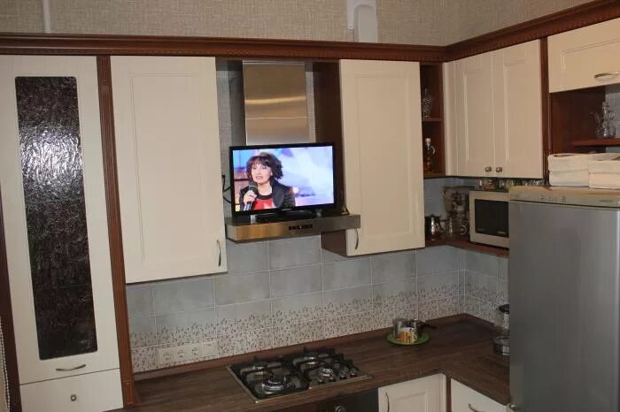 Телевизор на кухне. Встроенный телевизор в кухонный гарнитур. Кухонный гарнитур с телевизором. Угловая кухня с телевизором.