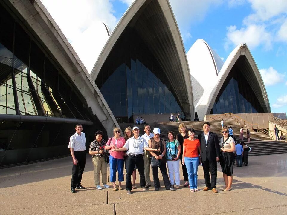1 группа туристов из австралии. Сидней Мельбурн Канберра. Туристы в Сиднее. Австралия туризм. Экскурсия по Австралии.
