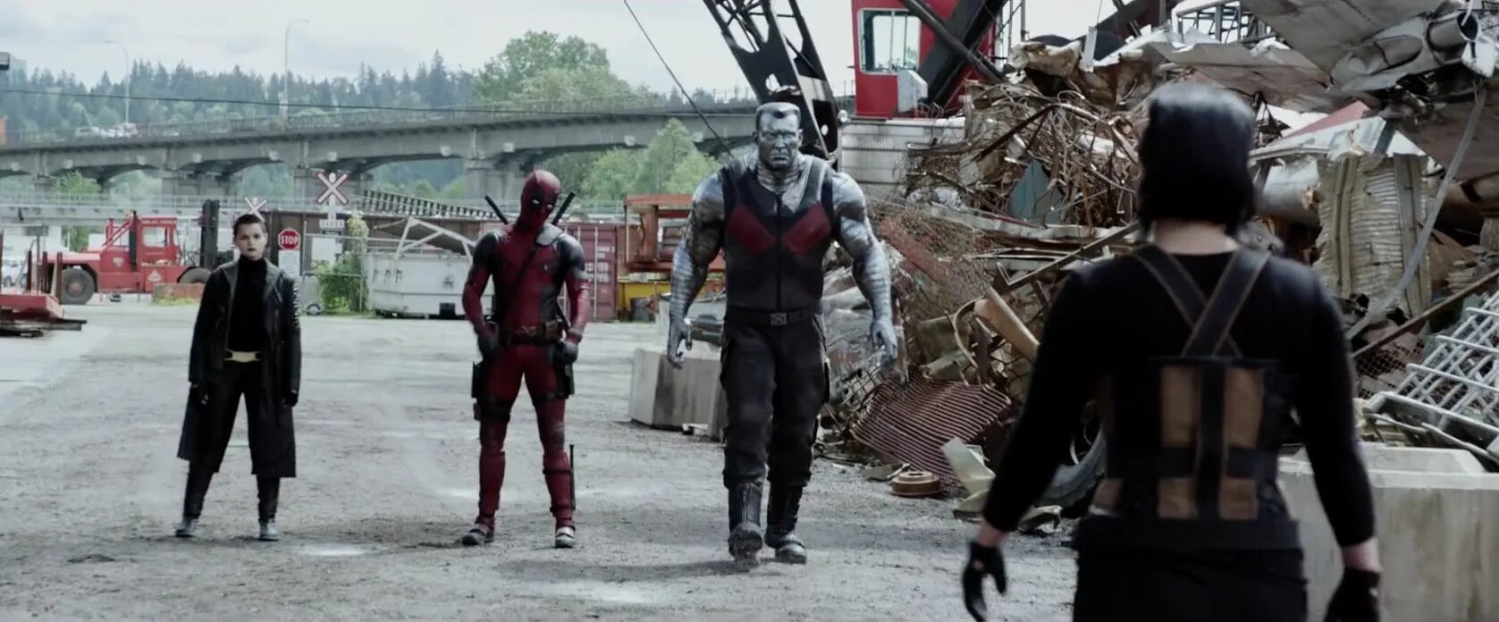 Дэдпул против тора. Дэдпул дерется. Дэдпул и саблезубый. Дэдпул и росомаха комикс. Дедпул концовка лицо с фото.