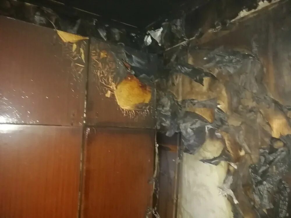 Парень в огне эстетика. Пожарники тушат пожар картинки. Между нами горел пожар остался только ожог. Между нами горел пожар остался только ожог. Что делать если загорелась проводка в квартире.