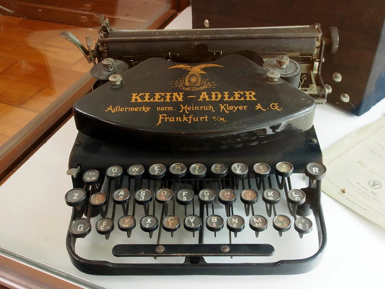 Печатная машинка Германия Klein-Adler Frankfurt. Печатная машинка Adler 32. Печатная машинка Адлер. Фирма печатные машинки Старая. Флес