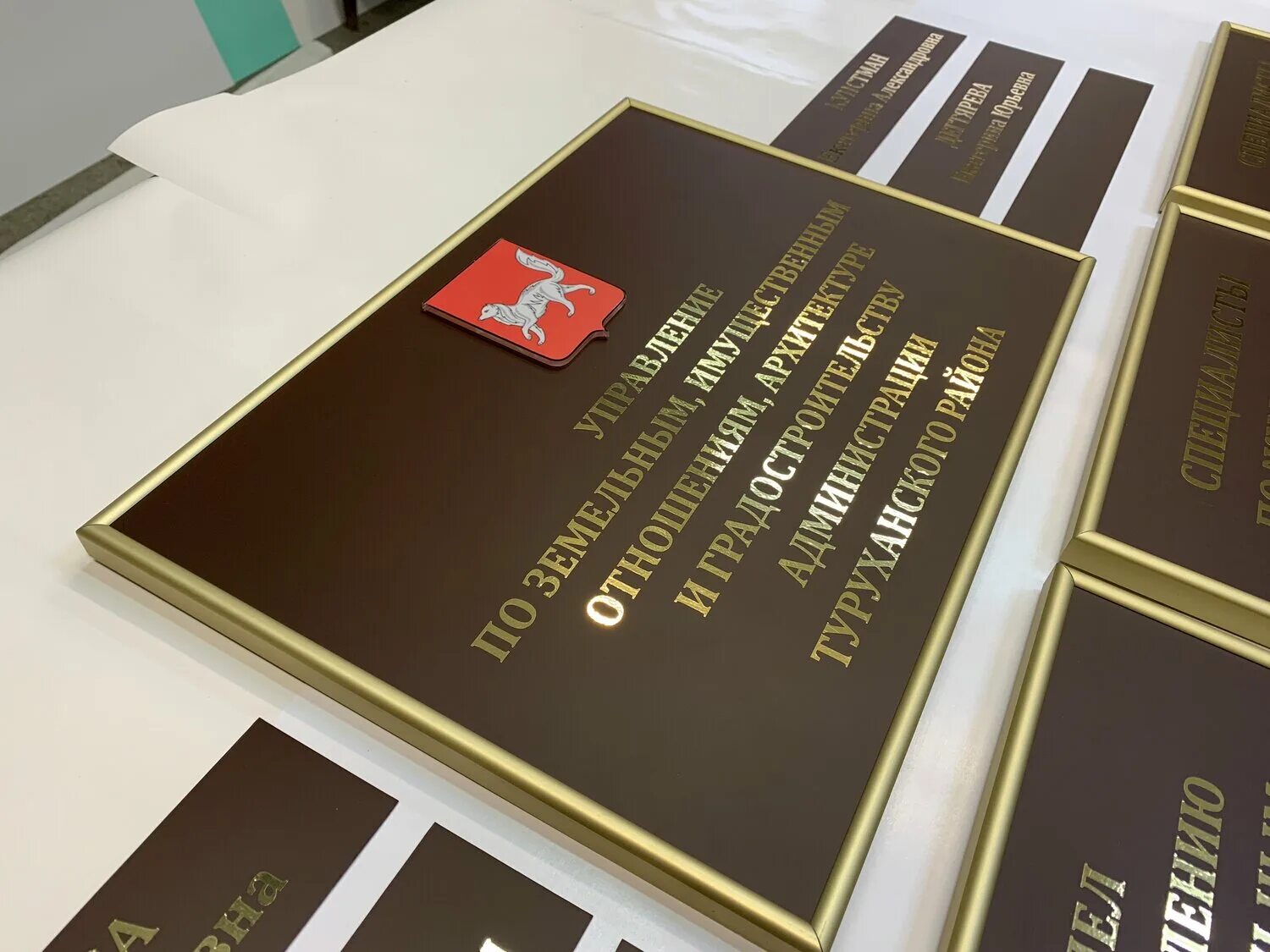 таблички на фасад.