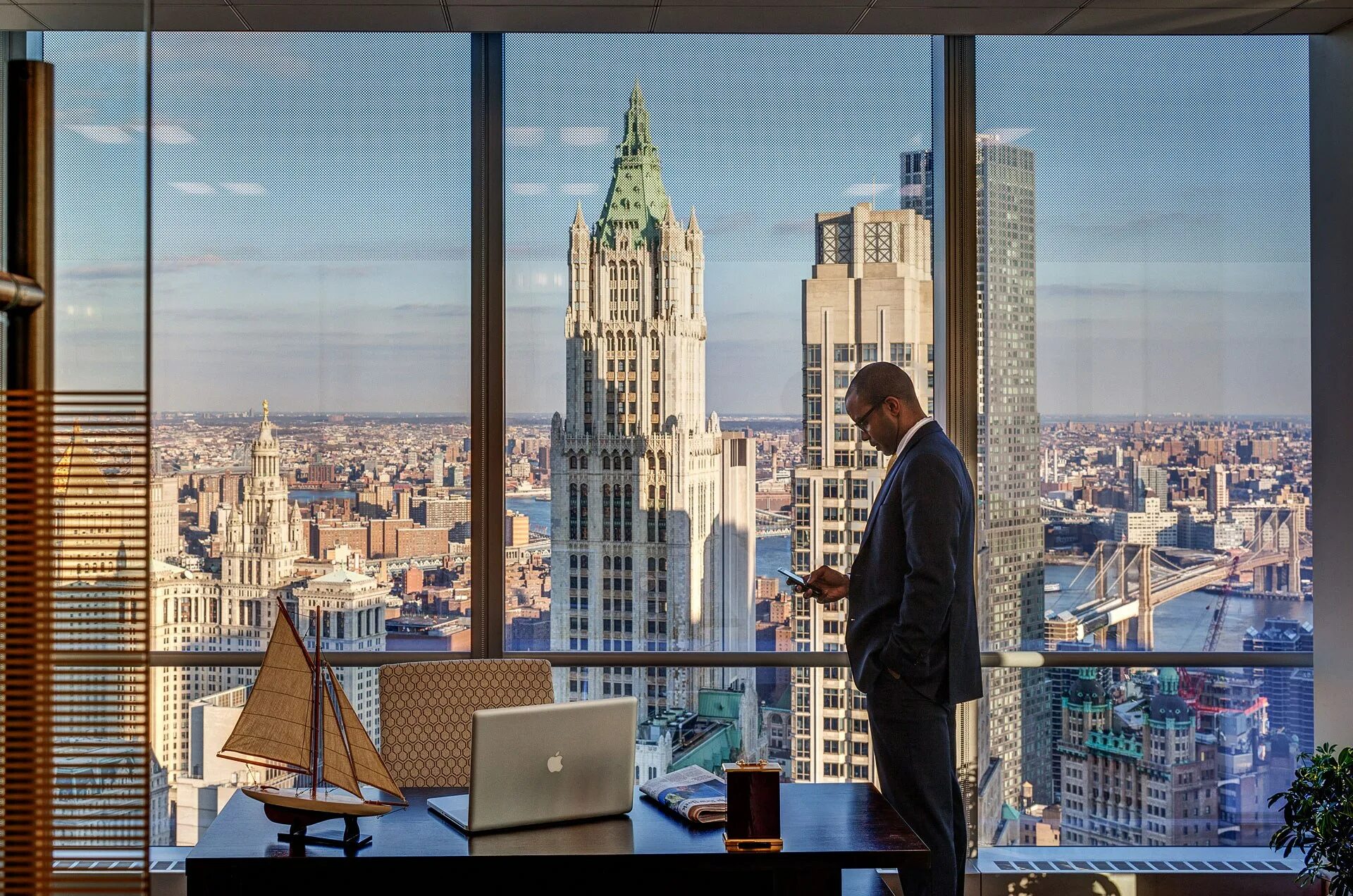 В окнах высотных зданий. Высотки Нью-Йорка. Нью-Йорк Манхеттен вид с окна. Офис Дэвида Финчера в Нью-Йорке. Нью Йорк из окна Манхэттен.