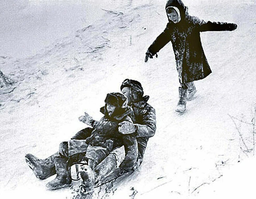 Снежок ссср. Советские дети катаются с горки. Советская горка для детей. Советские дети зима. Советские дети зимой на Горке.