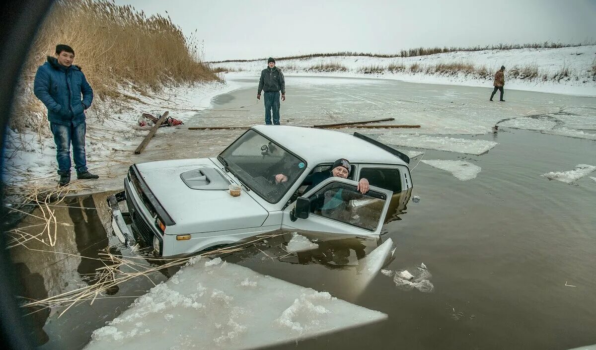 Машина во льду. Машина подо льдом. Машина на льдине. Машина тонет на льду.