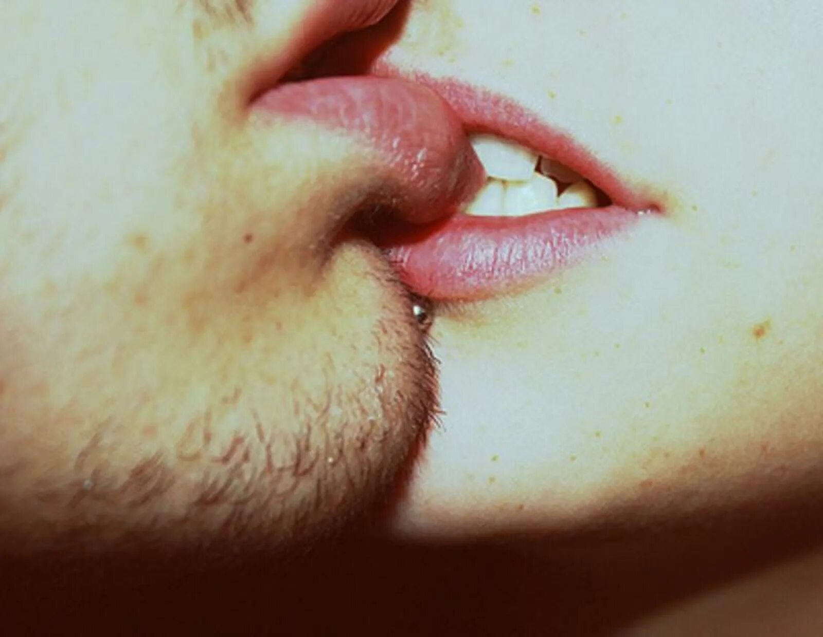 Поцелуй с язычком. Страстные губы. Поцелуй в ушко. Женщина кусает губы мужчины. Женщина кусает губы мужчины.