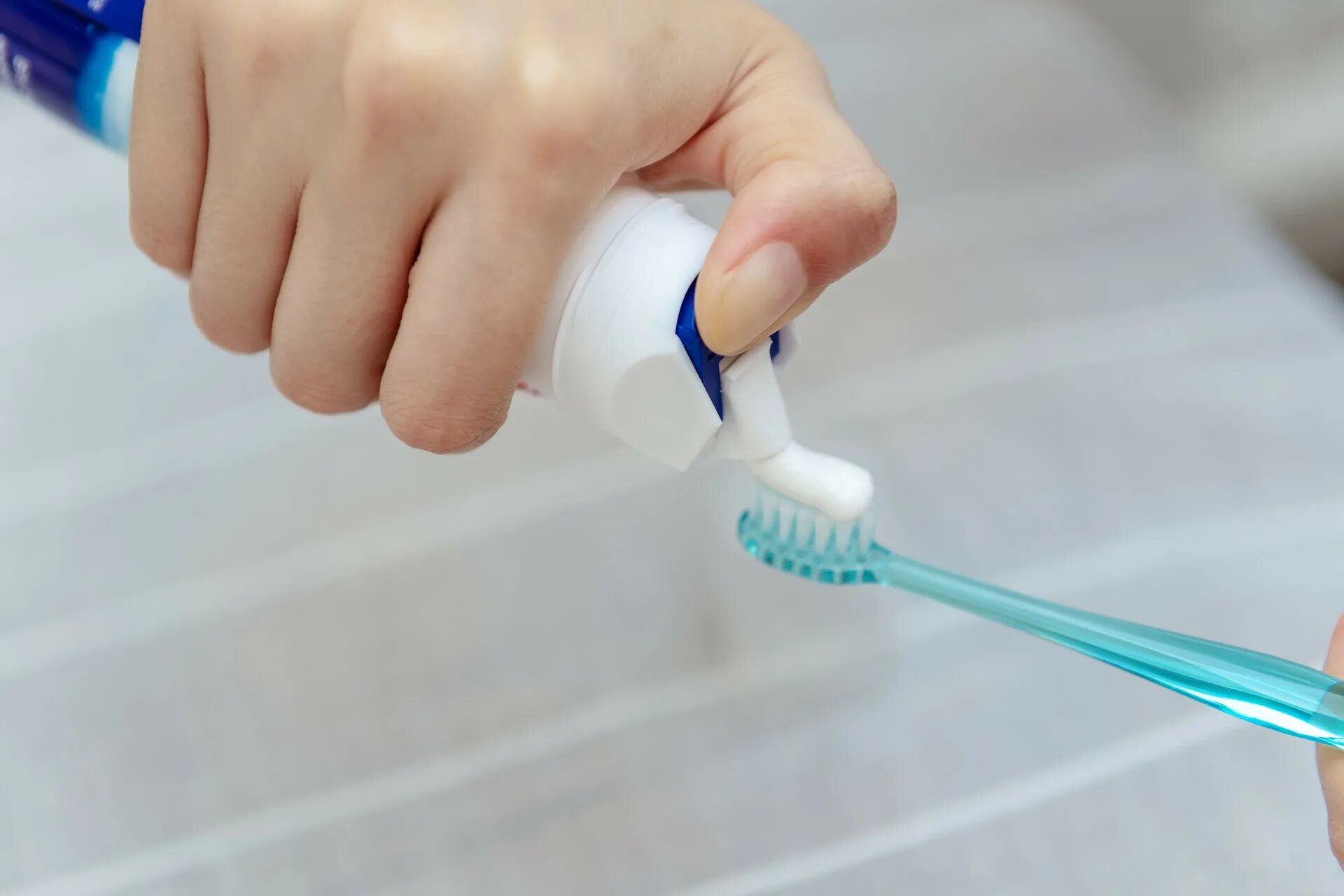 Смолу использовали для чистки зубов. Зубная щетка. Зубная паста. Зубная паста и щетка в руках. Чистка зубов зубной пастой.