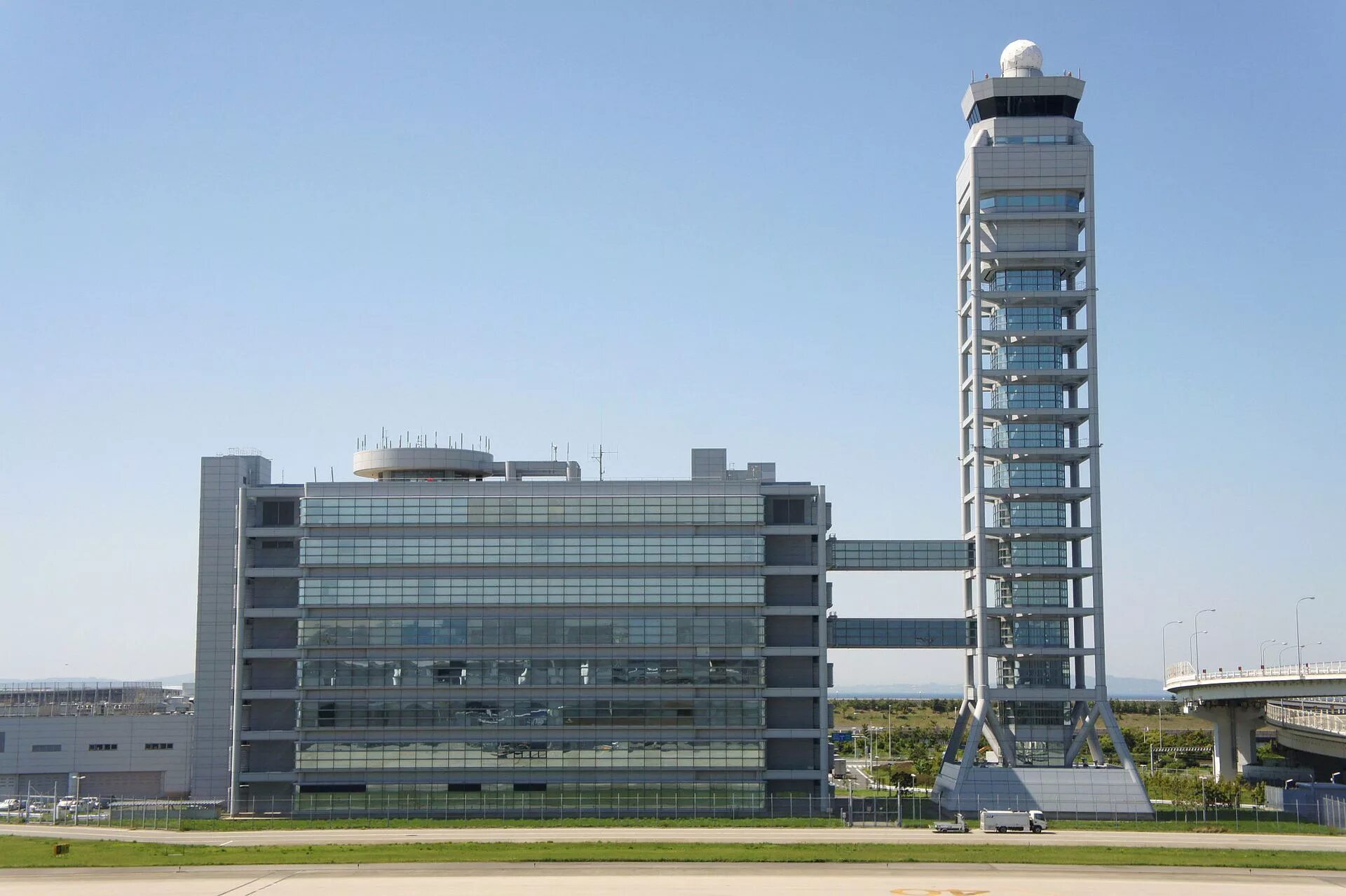 Airport Control Towers. Osaka Kansai International Airport. Башня ATC аэропорт. Высотное здания у аэродрома.