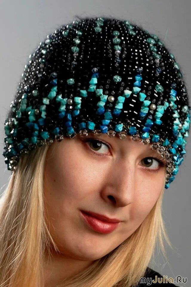 Бисер шапочка. Как сделать шапочку из бисера. Вышивка бисером на шапке. Шапочка из бисера. Шапка из бисера схема.