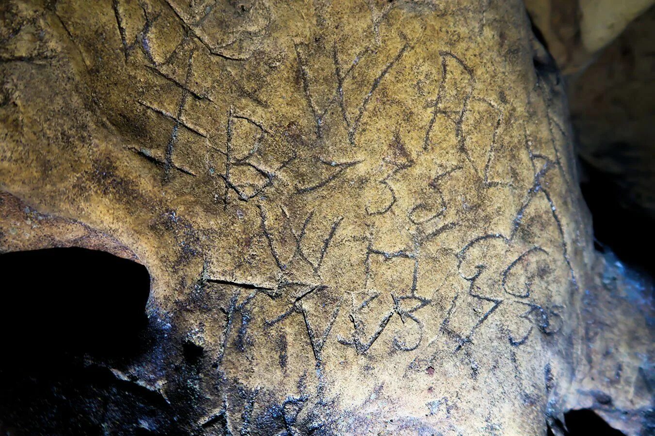 Древние символы на стенах пещер. Иероглифы на стенах пещер. Иероглифы в пещерах. Символы в древних пещерах.