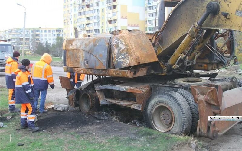 Экскаватор взорвался. Экскаватор горит. Россия взорвала экскаваторы.