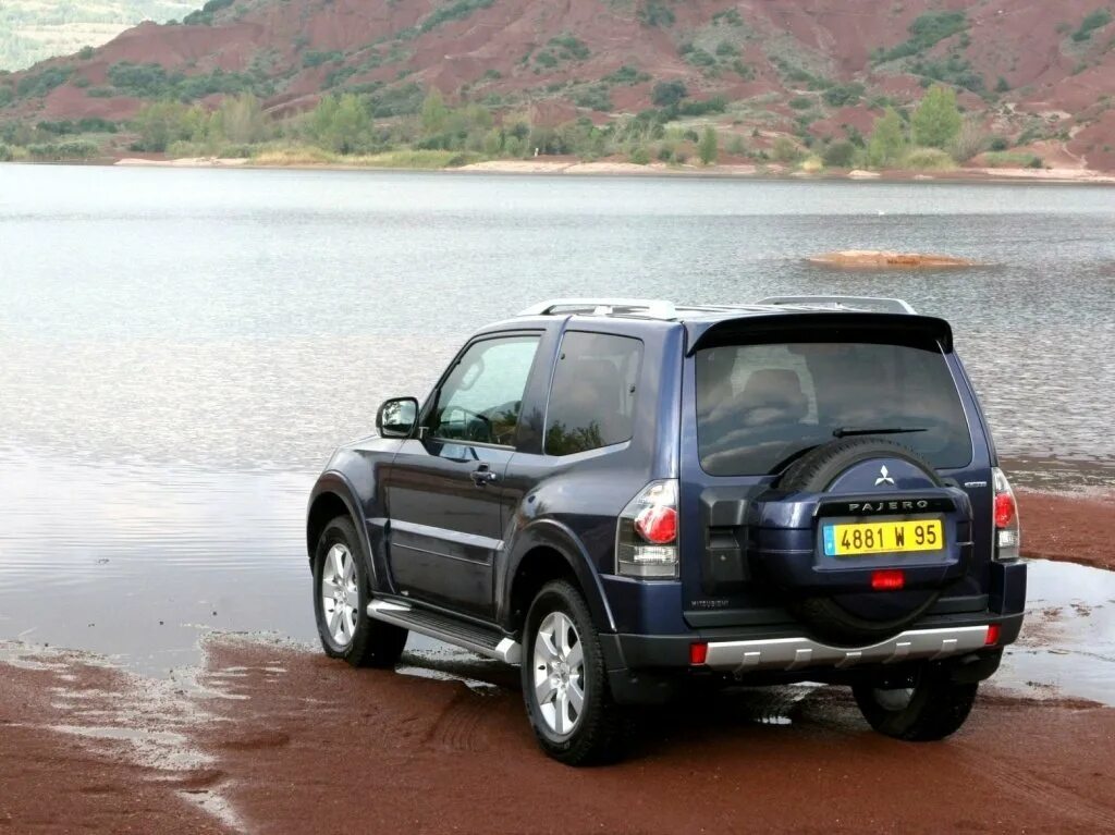 Mitsubishi pajero 3 door 2018. Mitsubishi pajero 3 door. Паджеро 4 3 двери. Митсубиси паджеро 4 3 двери. Mitsubishi pajero 3.