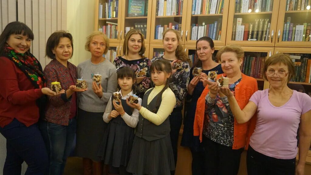 пушкинская библиотека в гатчине. авиатриссы зверевой 15а. рисунки в окнах детской библиотеки в гатчине. авиатриссы зверевой 15. гатчинского художника в.