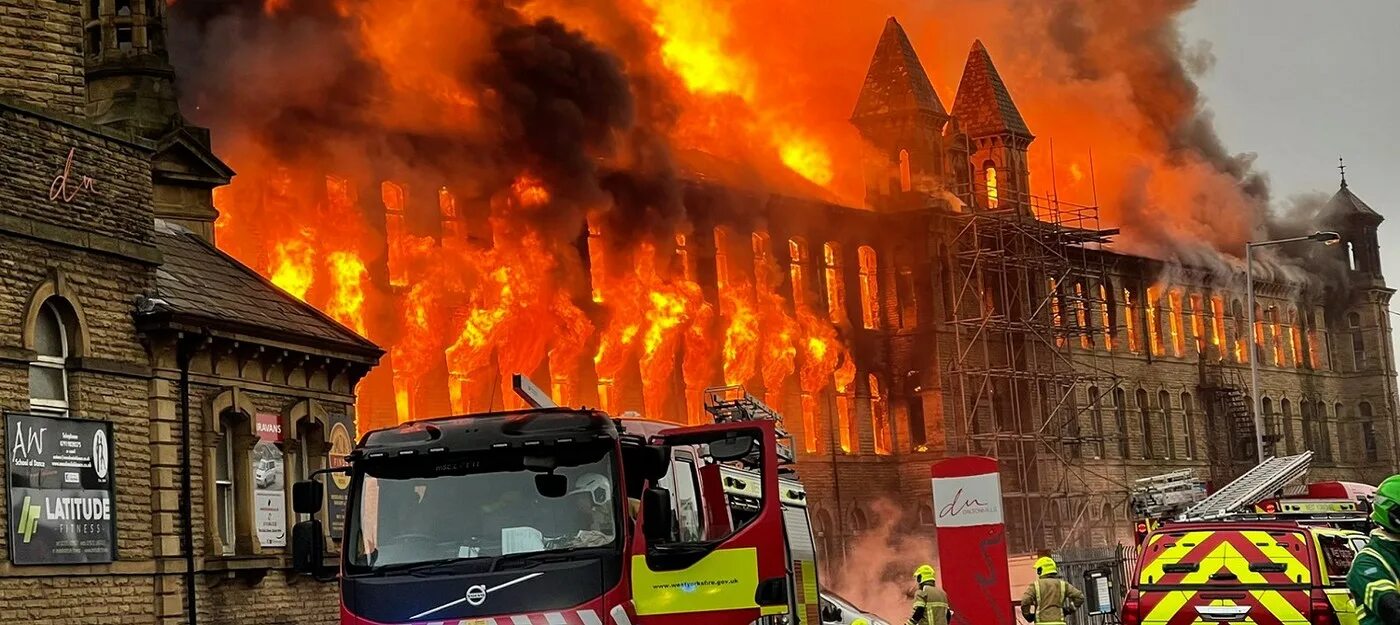 Сгорела фабрика. Пожары в Великобритании. Фабрика горит. Здание а в Англии сгоревшее 20 год.