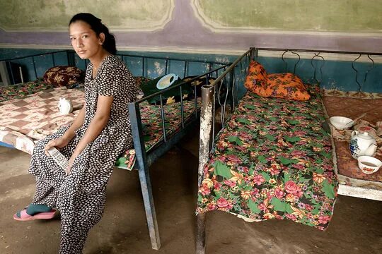 Узбекские женщины. Таджикистан бедные женщины. Таджикские жены мигрантов. Таджичка босиком. Таджикский менять