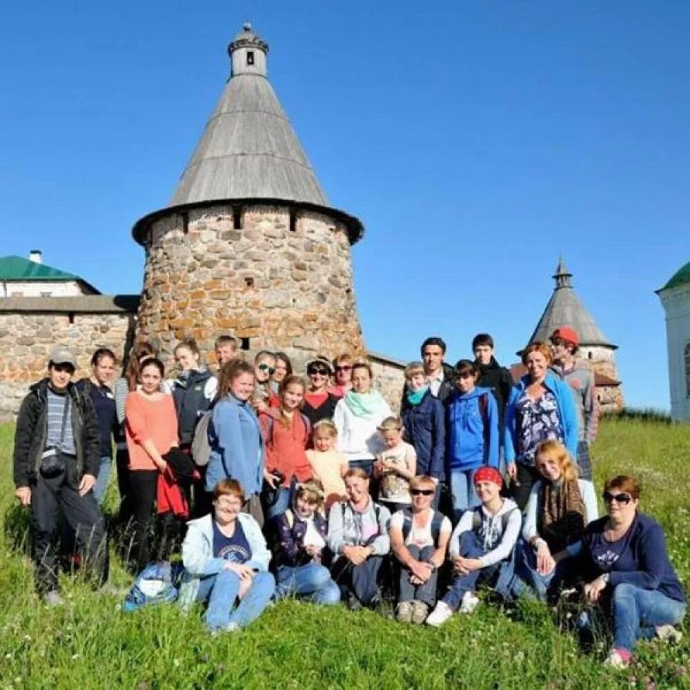 Работа соловецкий. Фото туристов на соловках. Работа соловецкий. Соловецкий монастырь архангельск. Спасо-преображенский мужской монастырь соловки.