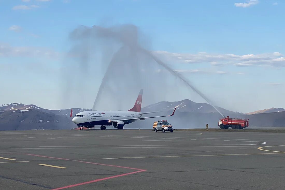 Самолет казань горно алтайск. Самолет и аэропорт. Боинг 737-800. Полет на самолете Казань. На острове Итуруп приземлился Боинг.