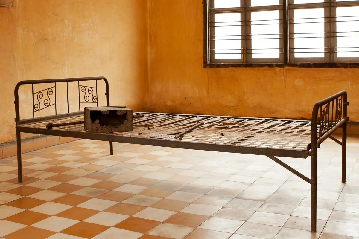 Топ пыток. Современные кровати для пыток. Железная кровать для пыток. Старая металлическая кровать.
