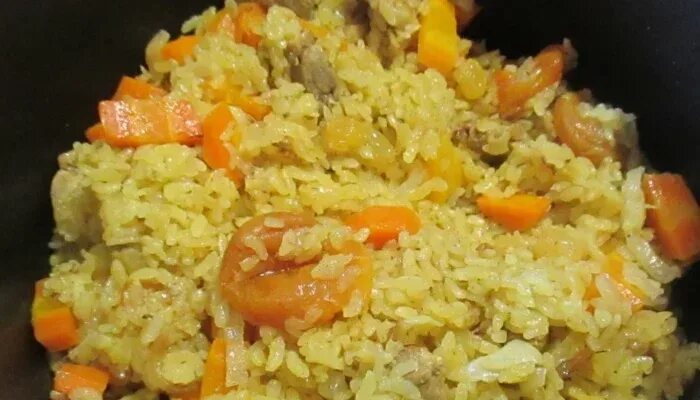 Рис с курицей и сухофруктами. Армянский фруктовый плов. плов с сухофруктами изюм курага. армянский плов с курагой и изюмом. кишмиш для плова.