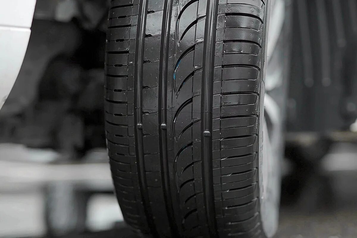 Пирелли чья резина. Pirelli Formula Energy 215/55 r17. Резина автомобильная формула Энерджи. Износ летних шин. Адвенза шины производитель.