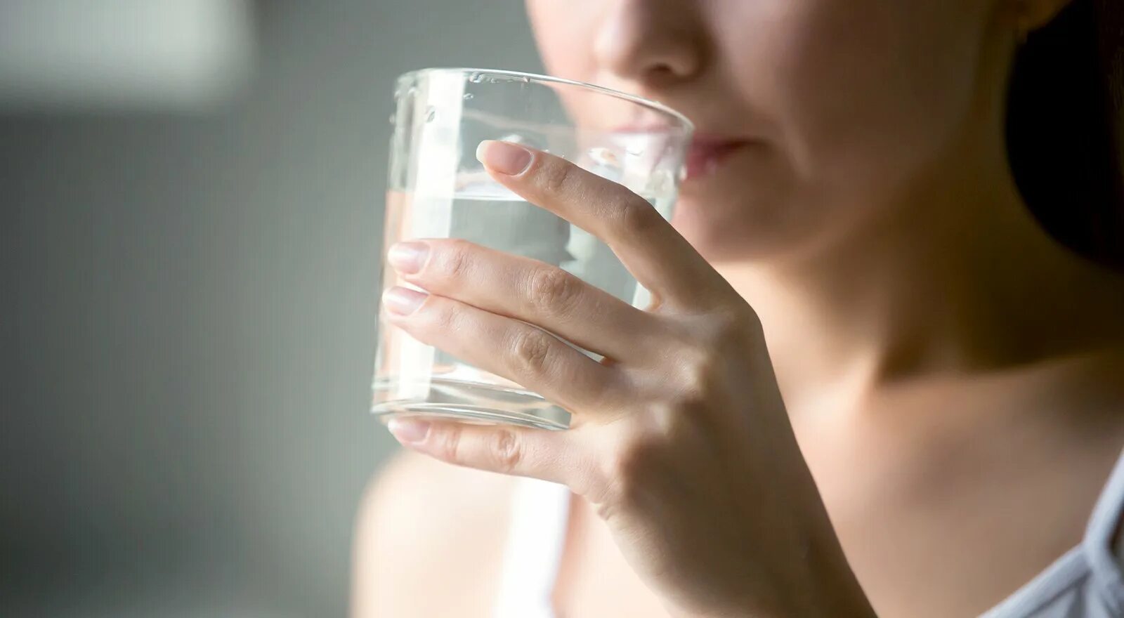 Стакан воды. Девушка со стаканом воды. Питье воды. Девушка пьет воду. Воды появился запах