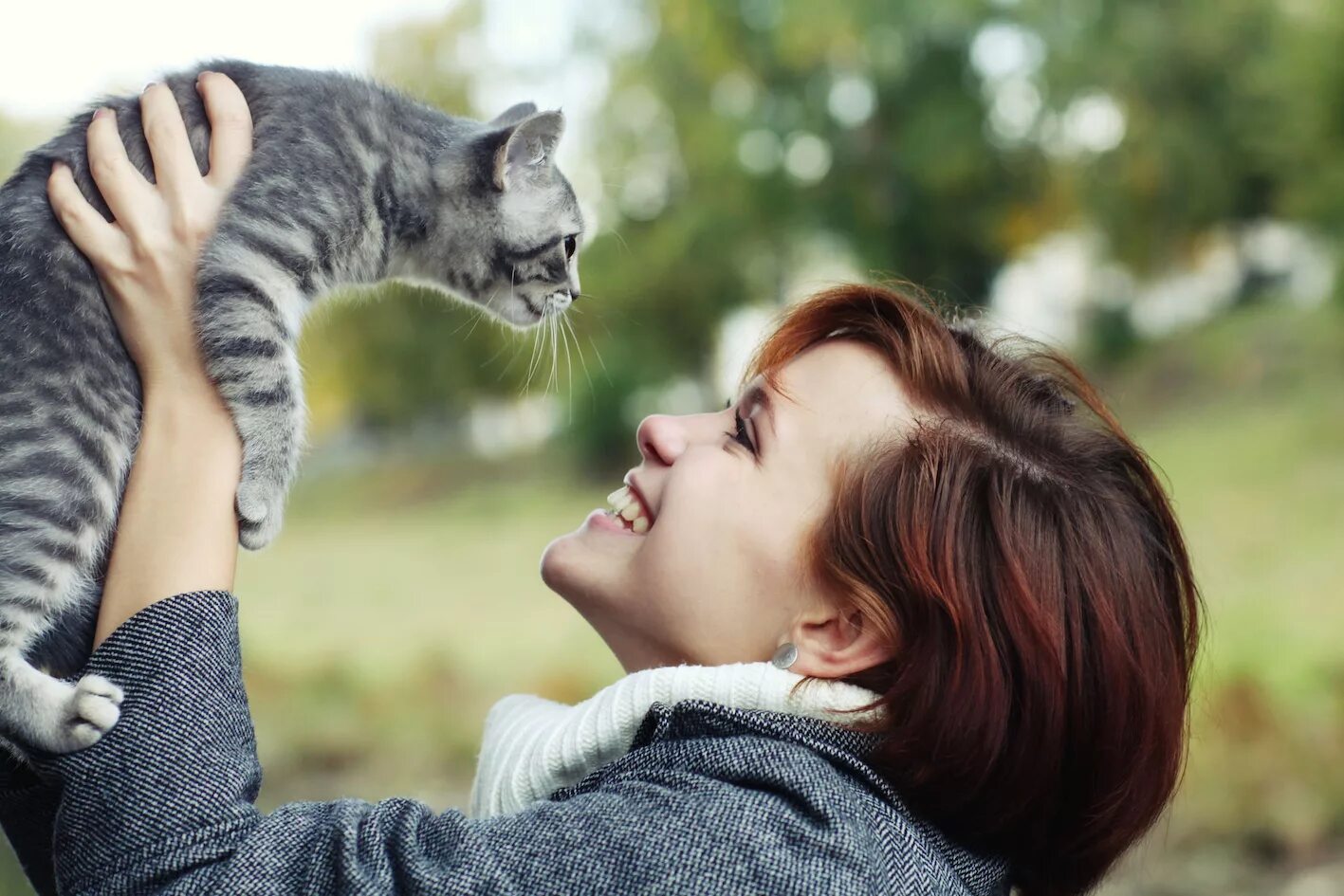 Женщина кормит кошек. Фотосессия с котом. Кошка обнимает. Девушка обнимает кошку.