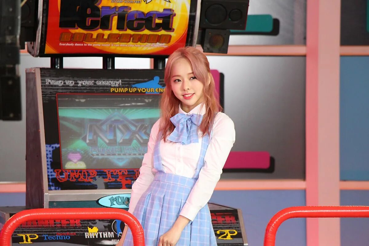 Loona robot. Loona vivi 2025. виви из loona 2025 год. loona виви до операции. vivi loona model.