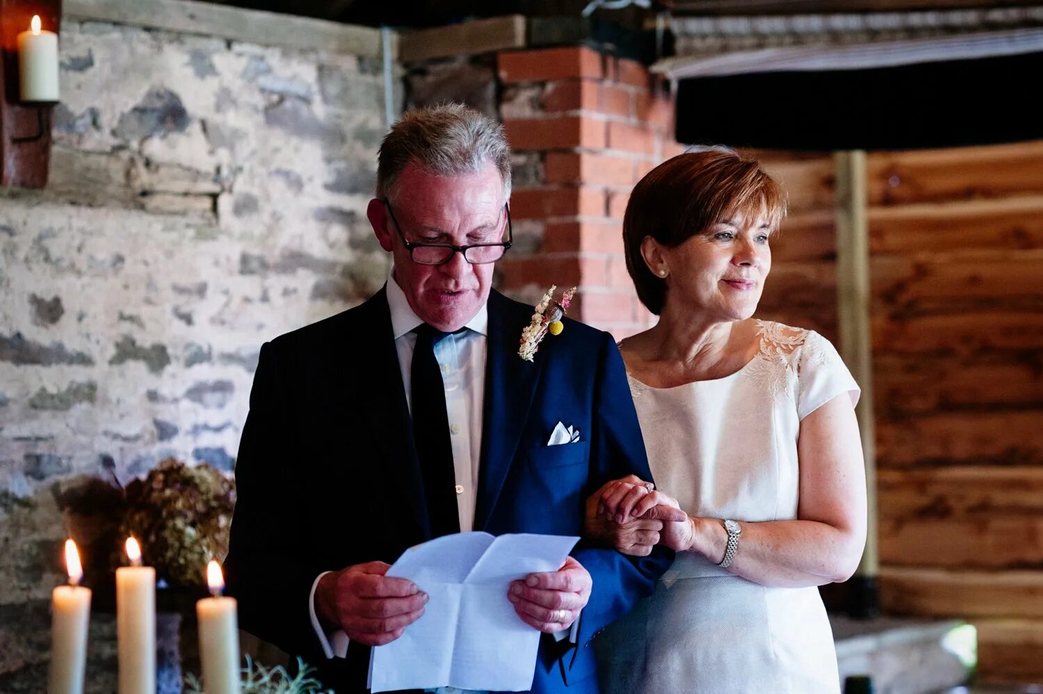 Трогательно мама жениха. Трогательно мама жениха. Мама невесты на свадьбе. Свекровь. Родители невесты.