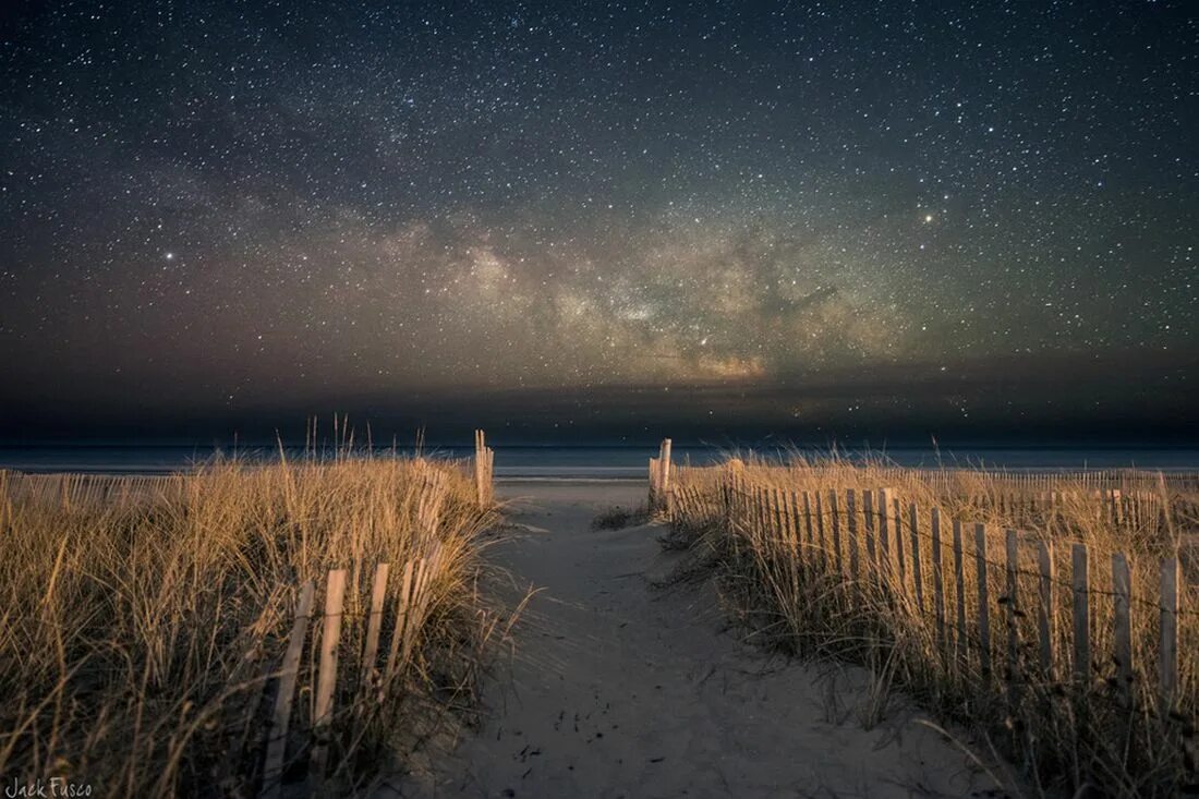 Сойти ночной. Ночное небо со звездами. Сойти ночной. Город новосибирск улица чулымская. Олимпийская набережная сочи ночью.
