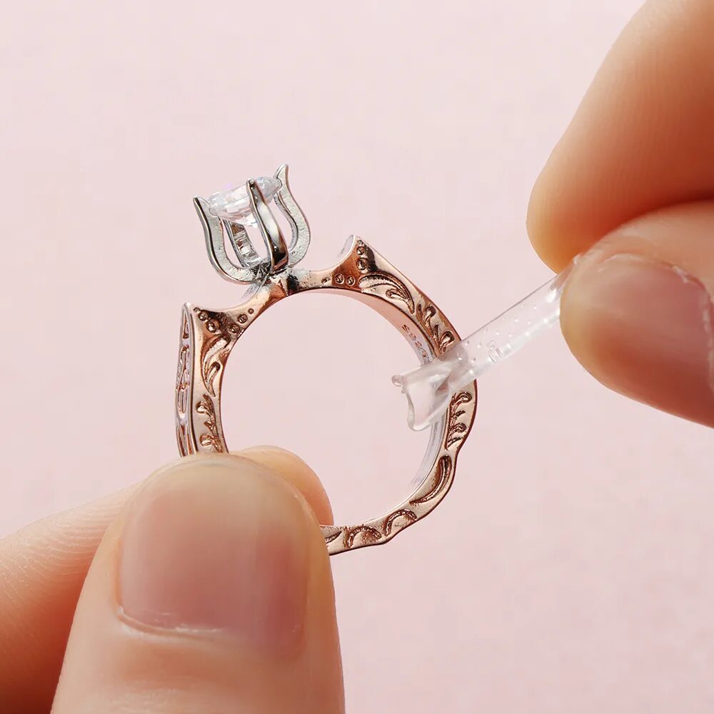 Ли уменьшить золотое кольцо. Силиконовая вставка для кольца. Кольцо пружинка. Уменьшение кольца. Пружинка для уменьшения размера кольца.