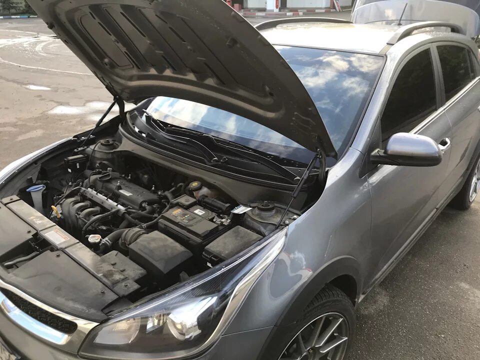 Упор капота рио. Kia Rio 4 открытый капот. Газовые упоры капота Киа Рио 4. Газовые упоры Киа Рио капот 2020. Kia Rio fb 4 2020 открытый капот.