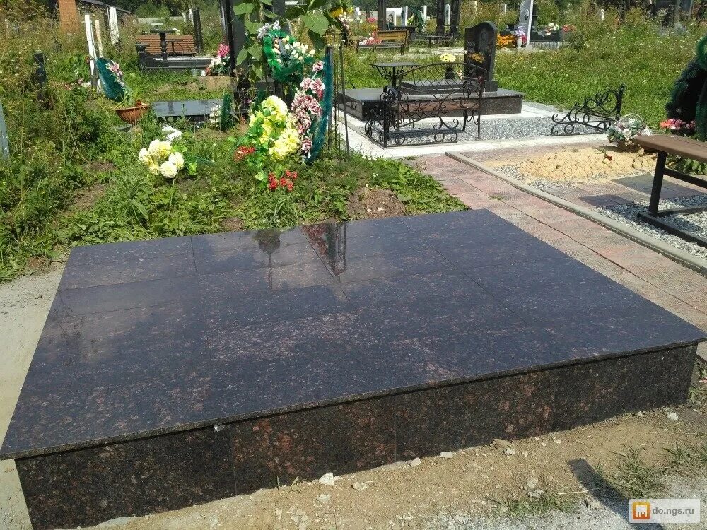 Гранитная плитка на кладбище фото