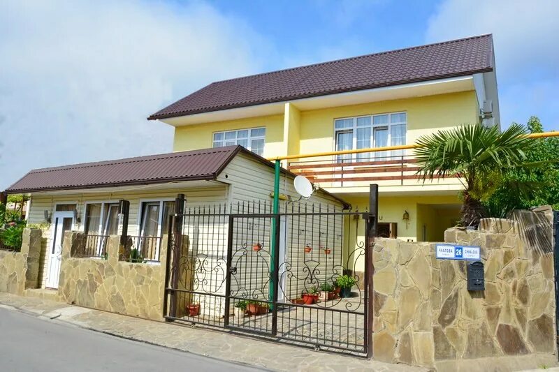 Переулок прибрежный 12 адлер. Жилья адлер сентябрь. Станиславского 37 адлер гостевой дом. Пер. Жилья адлер сентябрь.