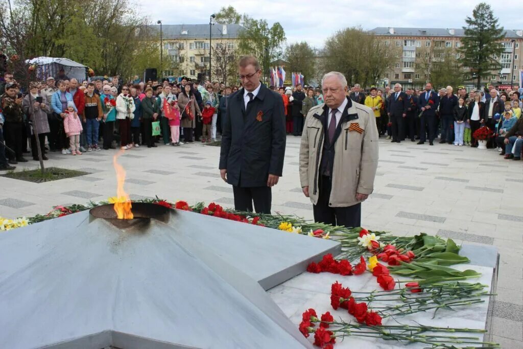 Обелиск 9 мая. Обелиск. Обелиск Победы. Ветеран у обелиска.