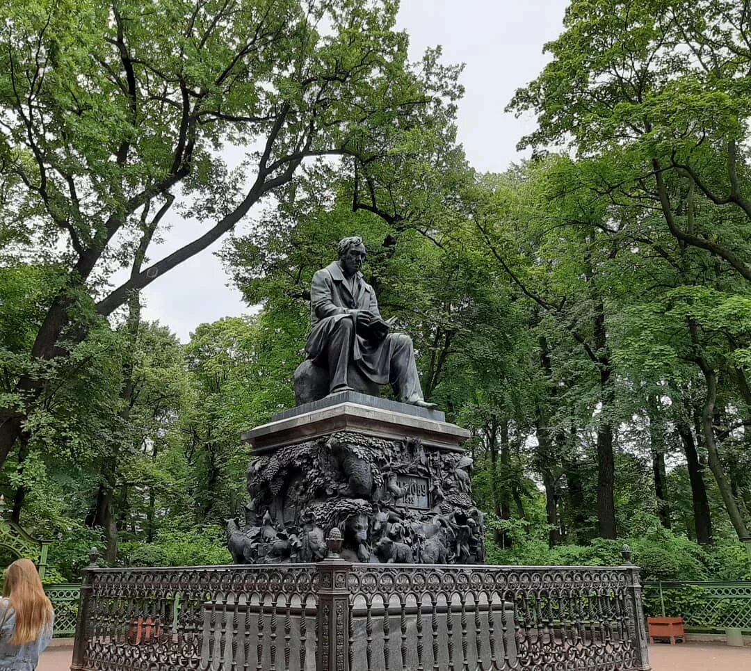 Памятник Крылову в летнем саду Санкт-Петербурга. Памятник Крылова Ивана Андреевича в Петербурге. Памятник Ивану Андреевичу Крылову в летнем саду Санкт-Петербурга.