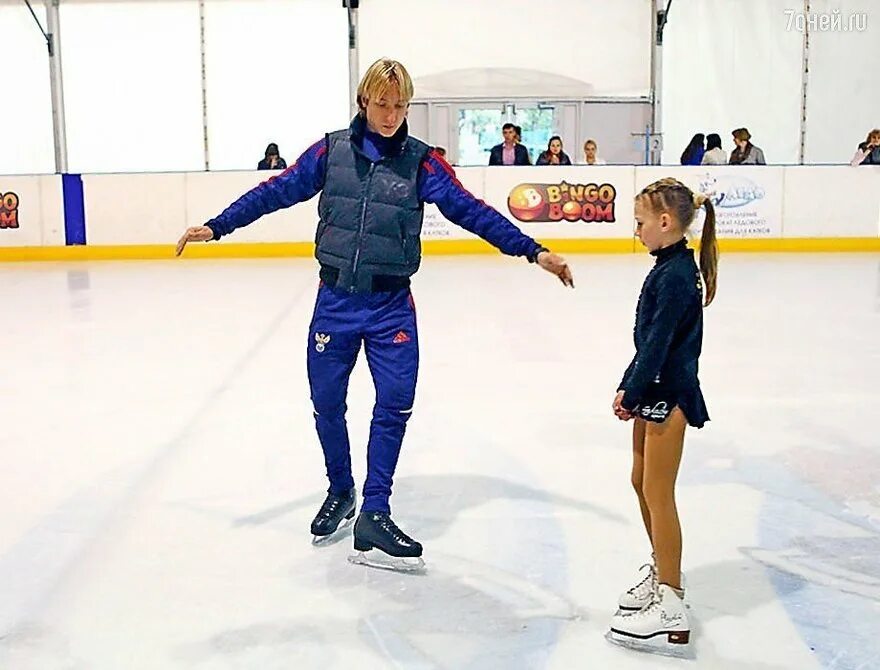 Тренер по конькам для ребенка омск. Инструктор по конькам. Тренировка по фигурному катанию. Фигурное катание каток. Дети катаются на коньках.