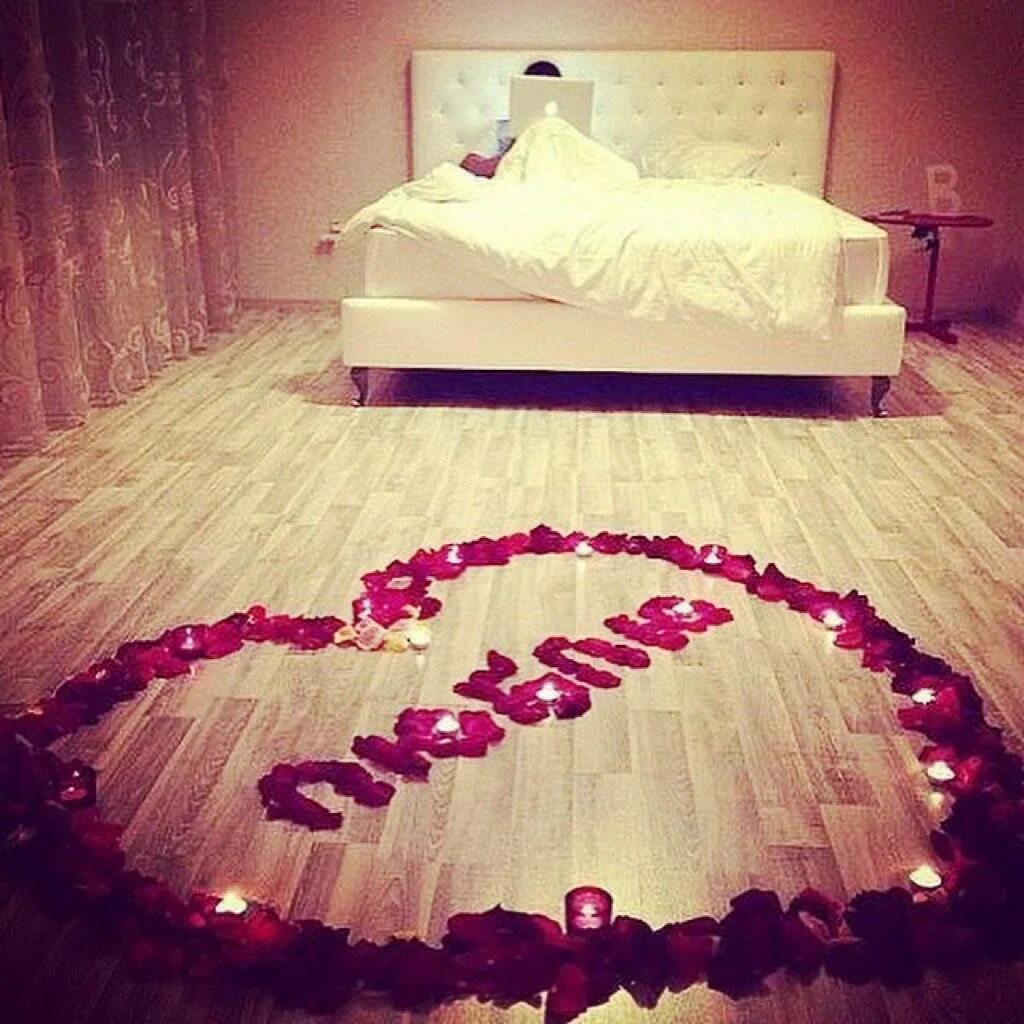 Романтическое украшение комнаты. Романтично украсить комнату. Лепестки роз на кровати. Романтический сюрприз. Как можно сделать любовь