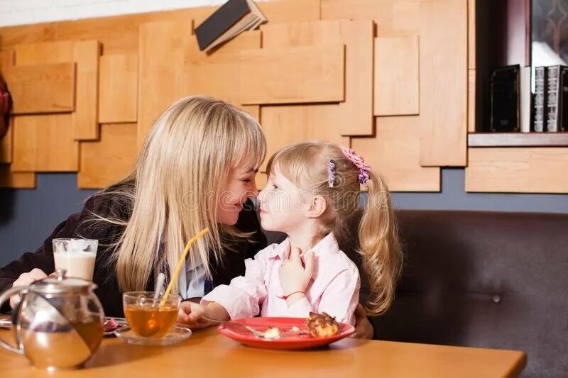 Игры для девочек роды. Мамы в кофейне. Включи где его мама. Фотосессия с дочкой в кафе. Мама свинка.