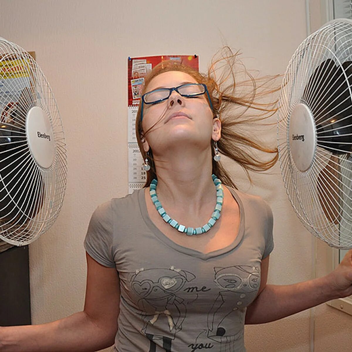 Человек под вентилятором. Смешной вентилятор. Не крутится кулер на процессоре. Человек-вентилятор. Фотосессия с вентилятором.