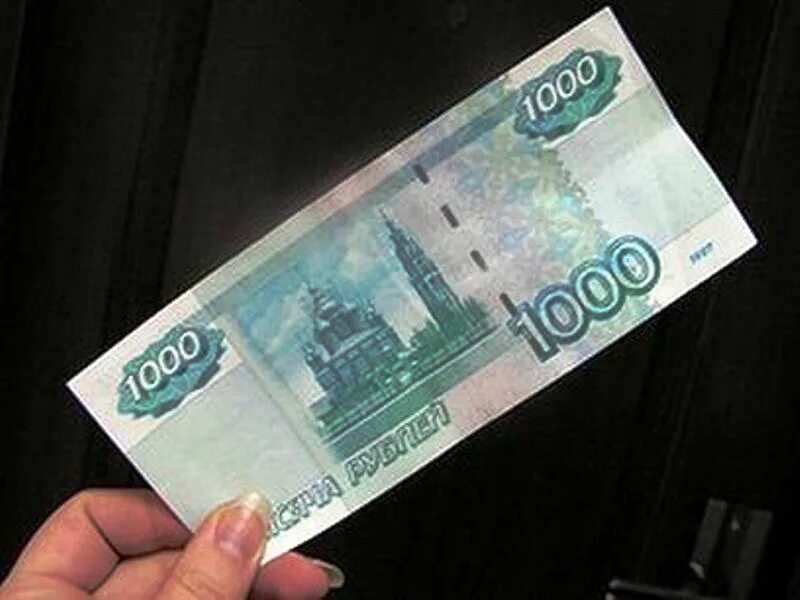 1000 тыс рублей. Фотография тысячи рублей. Тысяча рублей в руке. 1000 Рублей купюра в руке. 1000р в руках.