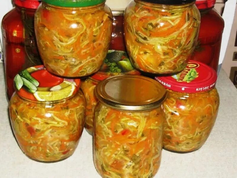 Салат на зиму из огурцов и моркови по-корейски. Корейски салат на зиму. Корейски салат на зиму. Огурцы с корейской морковкой. Корейски салат на зиму.