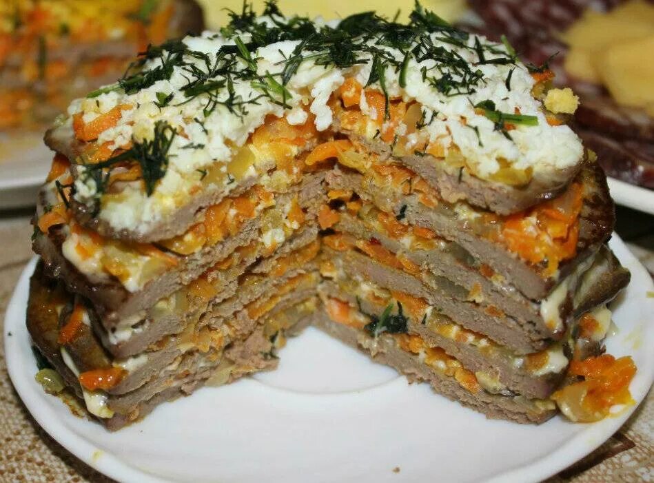 Печеночный торт закусочный. Печеночный торт 500 гр печени куриной. Печёночный торт из говяжьей печени. Тортик из печени говяжьей.