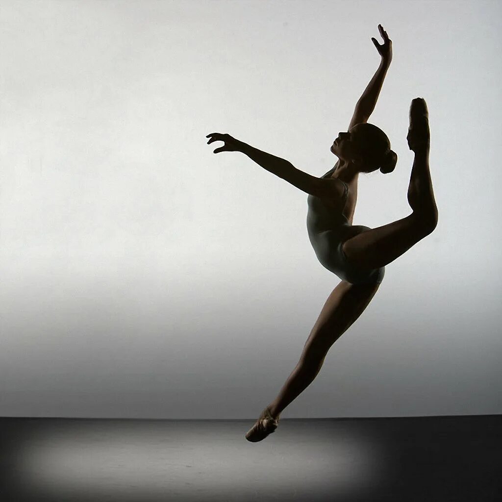Грациозная танцовщица. Танцующая балерина. Балерина в прыжке. Танцовщица в прыжке.