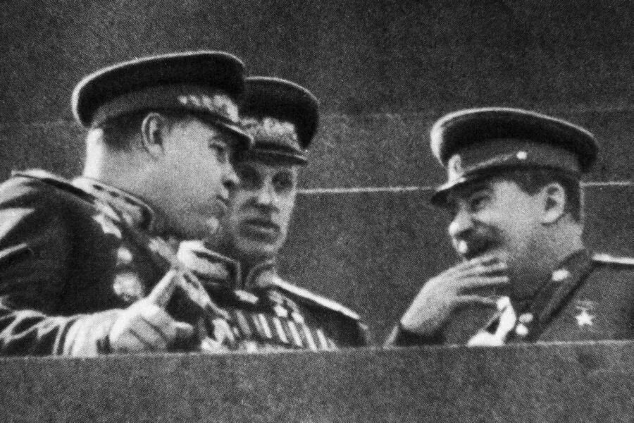 Василевский рокоссовский. Рокоссовский и василевский. Рокоссовский конев василевский маршалы. Василевский рокоссовский. Василевский маршал и рокоссовский.