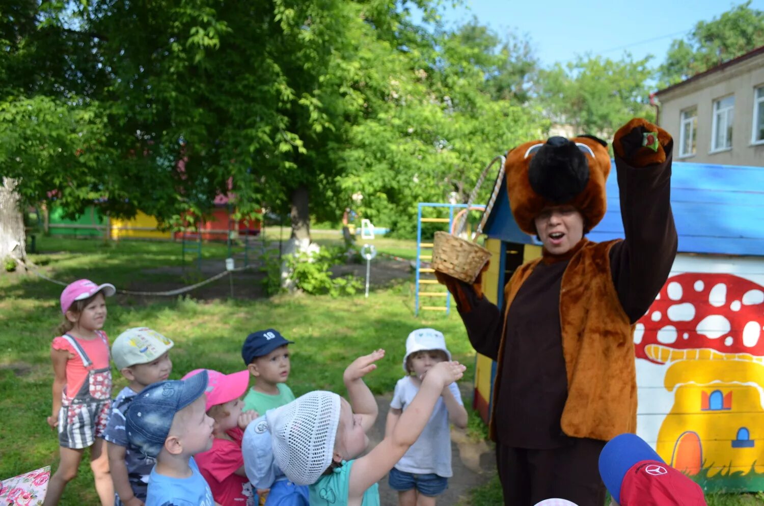подвижная игра медведь и пчелы. накорми животного для детей. медвежонок с бочонком меда. игры с медведем в детском саду. народная игра у медведя во бору.