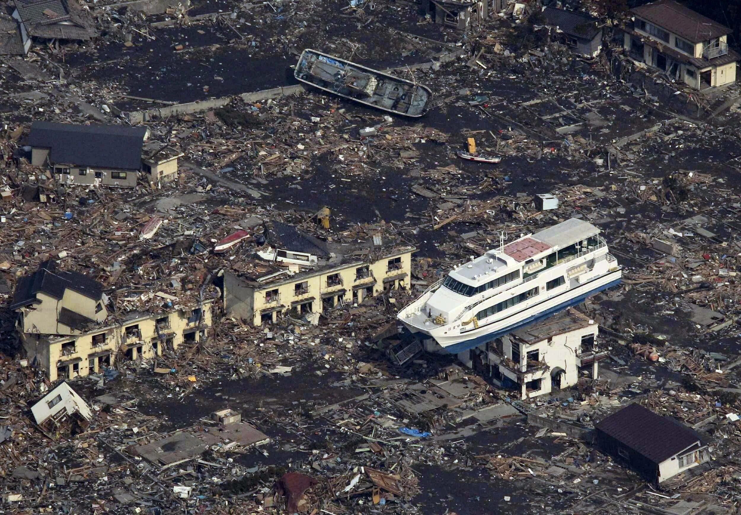 ЦУНАМИ В Японии в 2011. Самое большое ЦУНАМИ В Японии 2011. Землетрясение в Японии 2011. Катастрофа в Японии 2011. Грозящая катастрофа