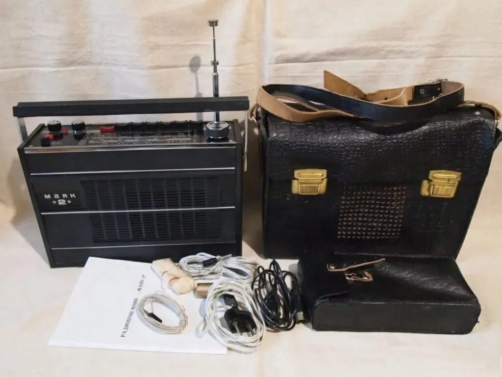 Радиоприемник маяк-2 фото. Радиоприемник политрук маяк-2. Радиоприемник маяк 2. Радиоприемник политрук маяк-2. Переносной приемник маяк-2.