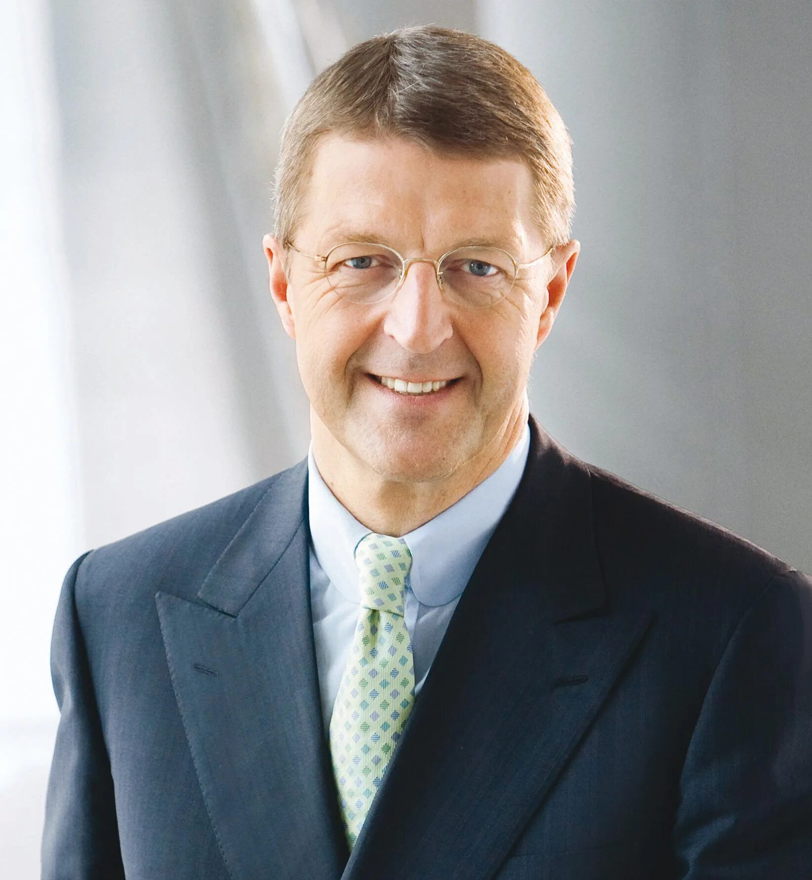 Немецкий бизнесмен. Немцы бизнесмены. Парень с немецким флагом. Торстен немецкий бизнесмен. Бизнесмен открывает рот смартфон.